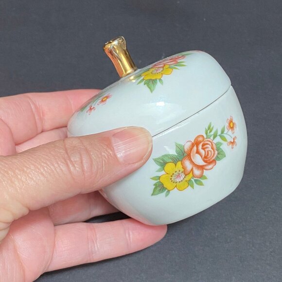 Adorable Little Apple Shaped Trinket Box - White with Hand Painted Flowers - Picture 6 of 7